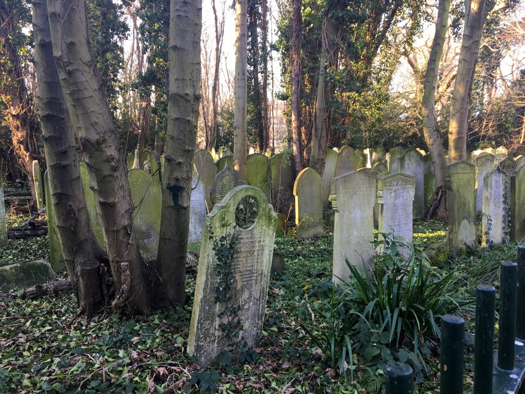 Foto di un cimitero. Tower Hamlets Cemetery Park, Londra, Inghilterra.  